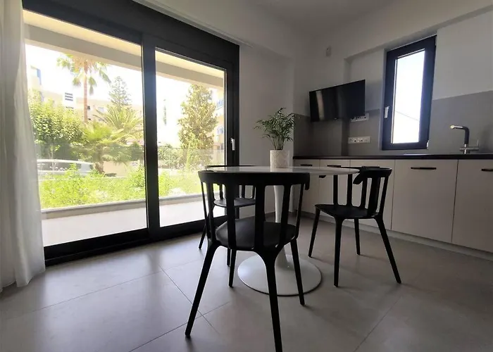 Brand New Condo Next To The Beach, Peaceful Square, Garden View