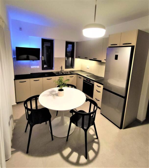 Brand New Next To The Beach, Peaceful Square, Garden View *