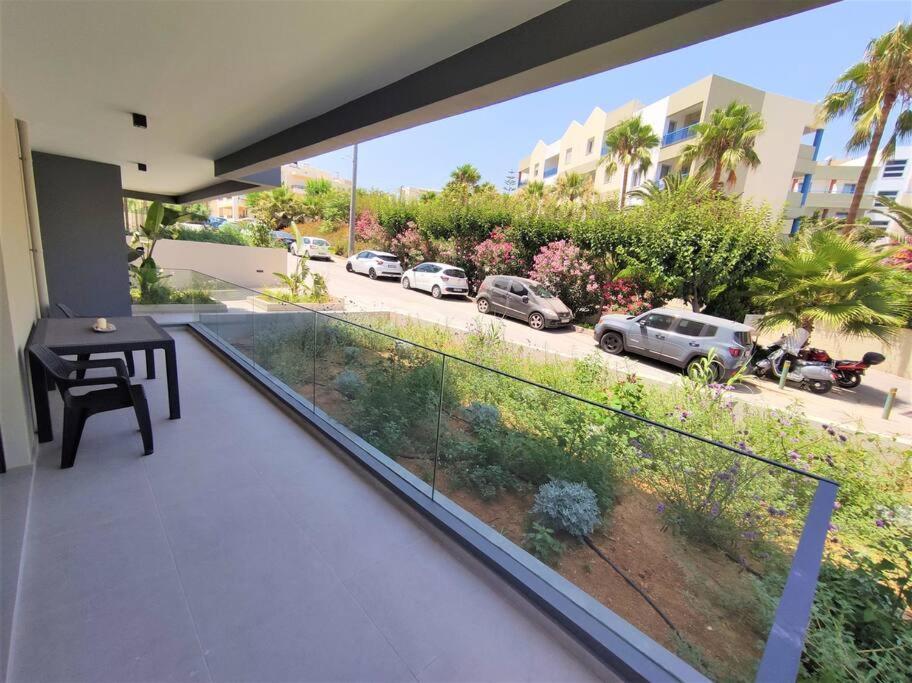Апартаменты Brand New Next To The Beach, Peaceful Square, Garden View Ретимно
